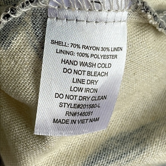 Monteau Linen Floral Tank Top - Picture 8 of 8